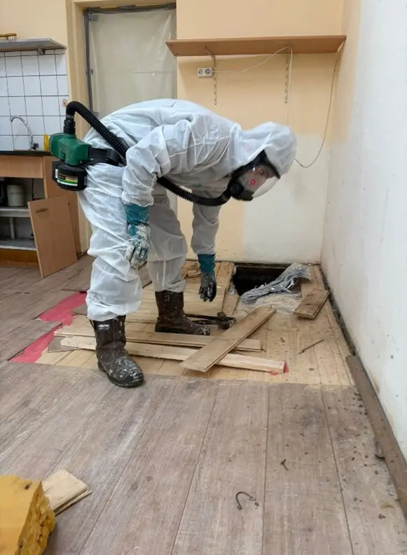 medewerker_vloerdelen_verwijderen_schimmelvrijnederland